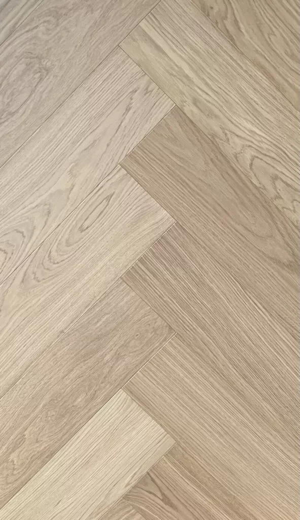 Ozolkoka parkets eglītes rakstā, gaišā tonī 140×560 mm